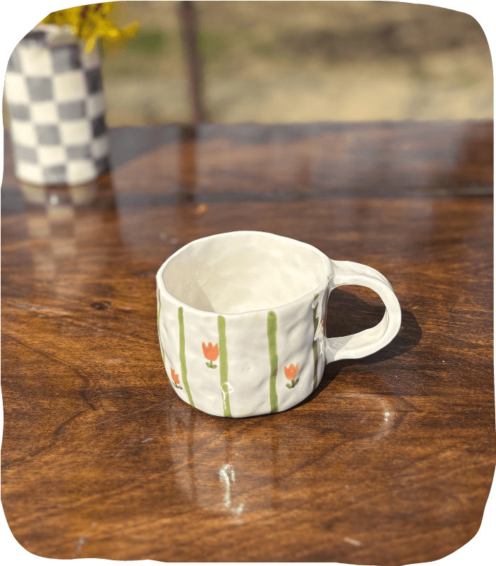 csíkos bögre tulipánokkal