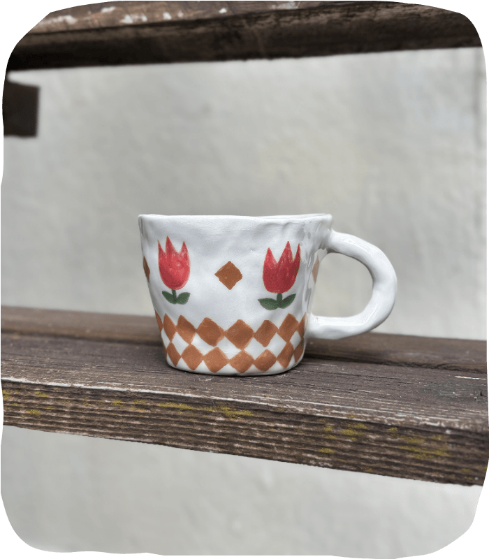 Kockás tulipános bögre
